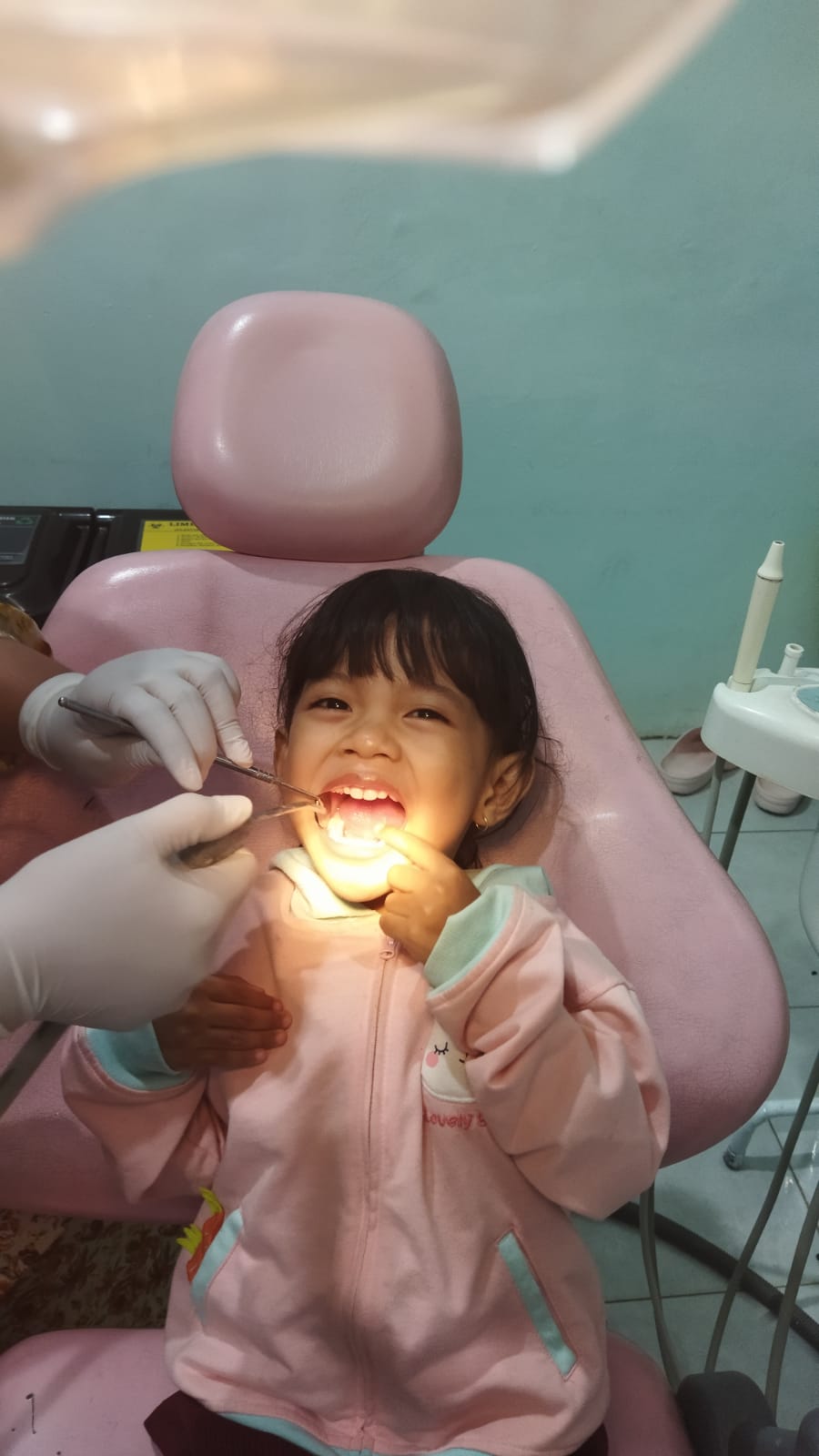 CEK GIGI: Anak usia 4 tahun mulai memeriksakan gigi. Penggunaan botol susu terus-menerus membuat gigi anak cepat berlubang.