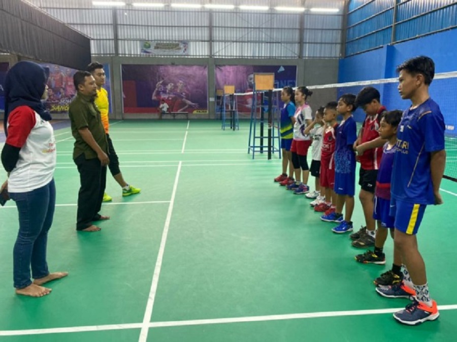 ANTUSIAS: Sejumlah atlet bulu tangkis Bondowoso menjalani latihan bersama.