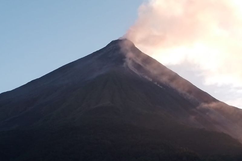 Badan Geologi Kementerian ESDM melarang warga memasuki radius bahaya 2,5 kilometer dari kawah utama Gunung Karangetang, Kabupaten Kepulauan Sitaro, Sulawesi Utara. Foto aktivitas Gunung Karangetang ta