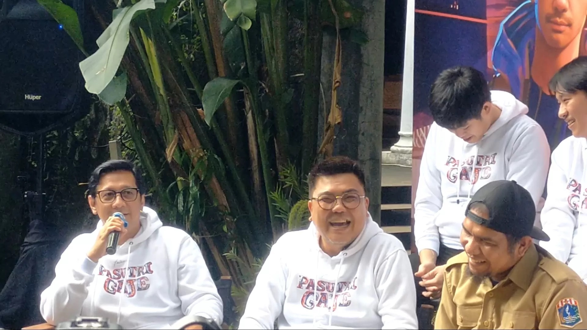 Andre Taulany ikut bermain dalam film.