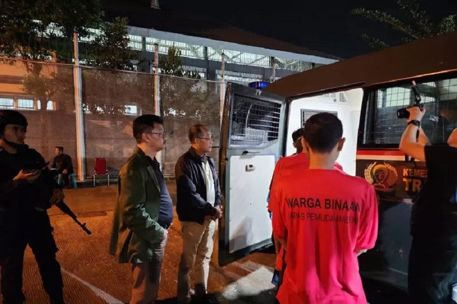 Tanpak daklam foto Kanwilkumham Jatim melakukan pemindahan narapidana risiko tinggi ke Lapas Nusakambangan.