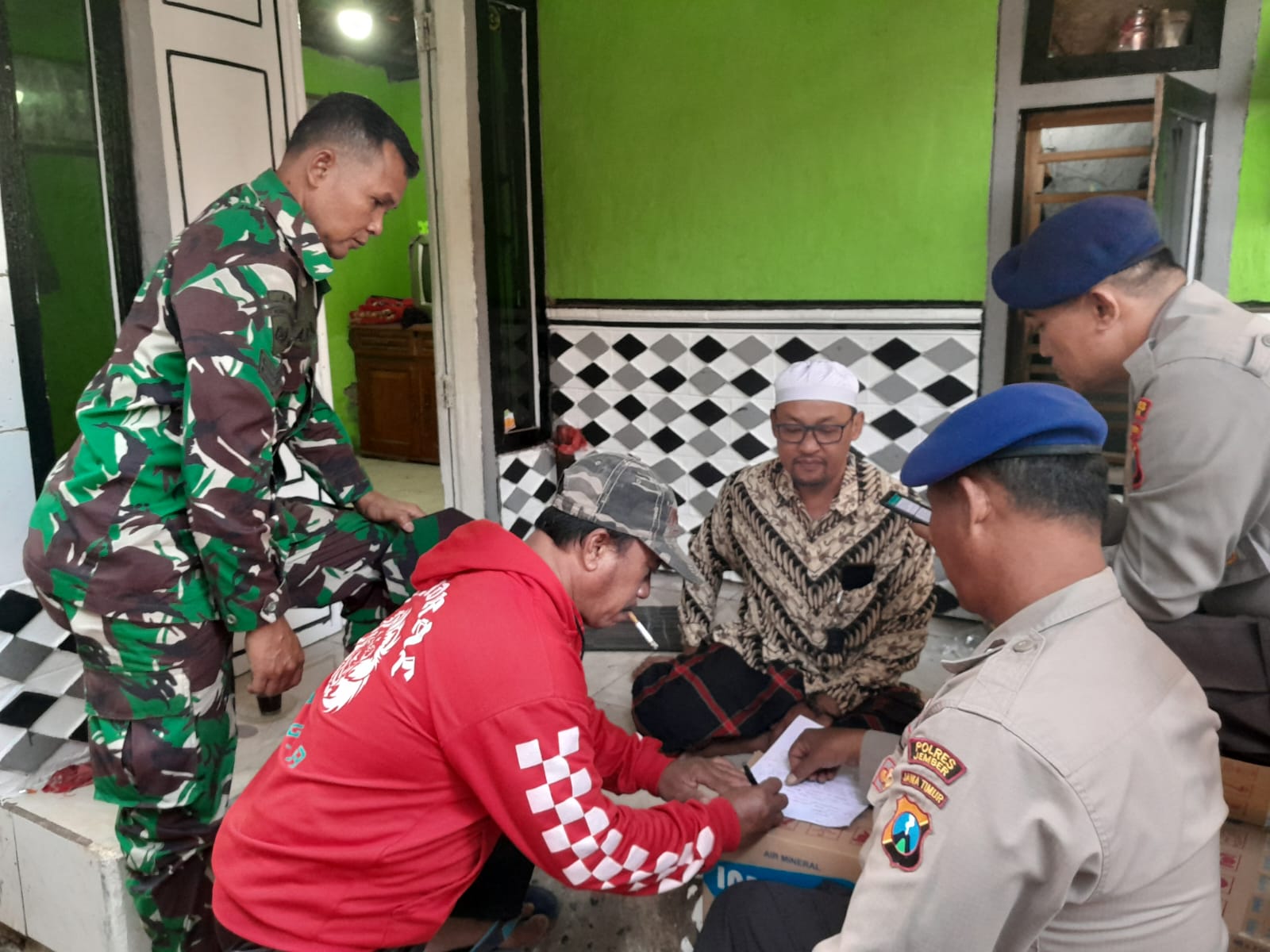 ANGGAP MUSIBAH: Keluarga nelayan asal Puger Jember yang meninggal di atas perahu menandatangani surat penolakan otopsi. Kini, jenazah korban telah dimakamkan oleh pihak keluarga.