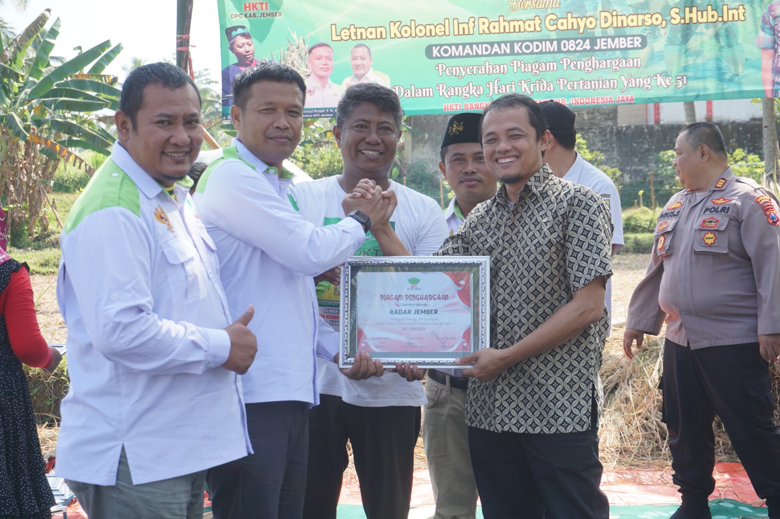 PEDULI PETANI: oleh Ketua HKTI Jember Mohammad Sholeh menyerahkan penghargaan yang diterima General Manager Jawa Pos Radar Jember Ms. Rasyid, Rabu (21/6).