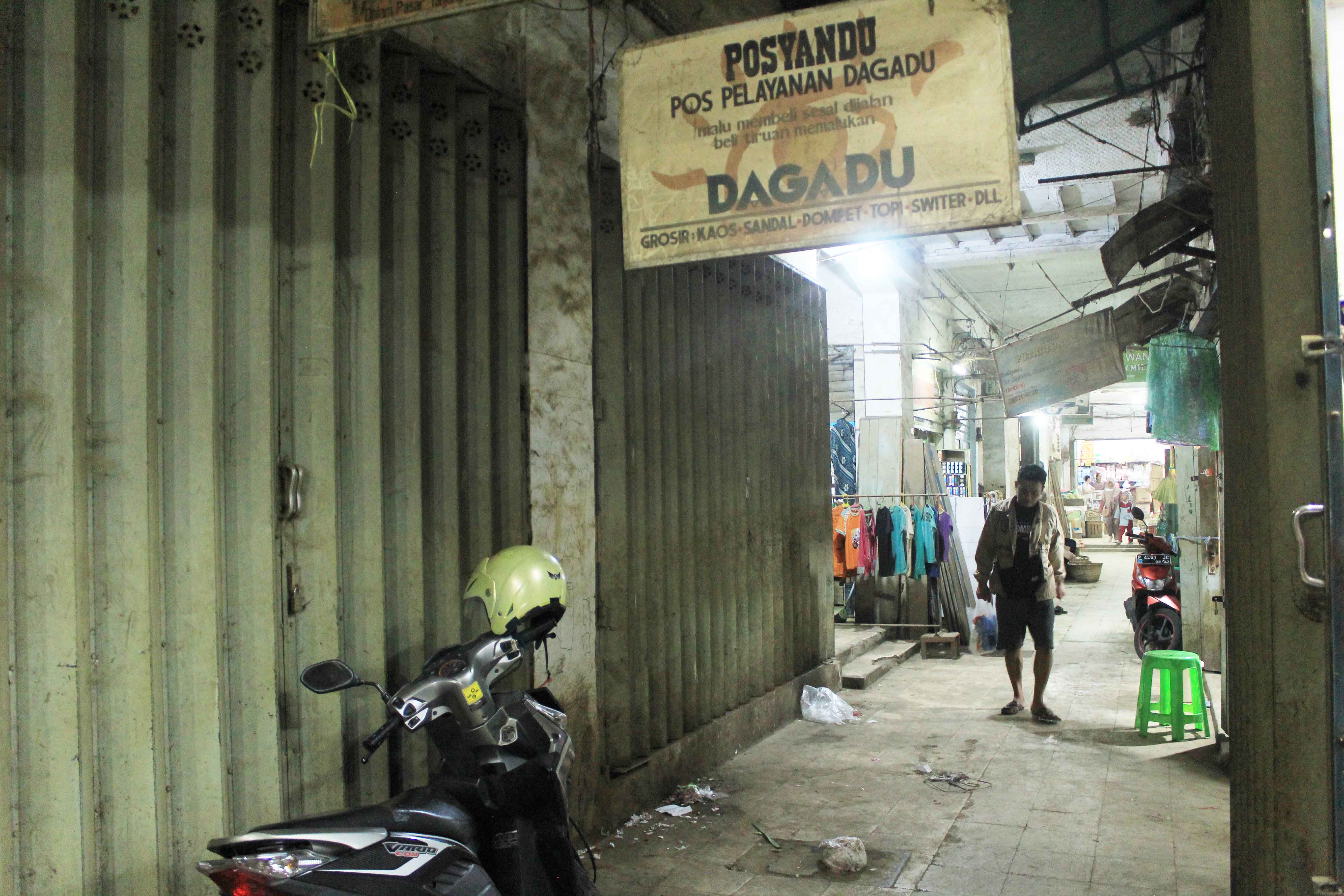 JUAL BELI: Suasana pasar sore di sekitar Pasar Tanjung yang selalu ramai pembeli. Kini penataan pasar maupun pasar sore kurang baik dan semakin kumuh.