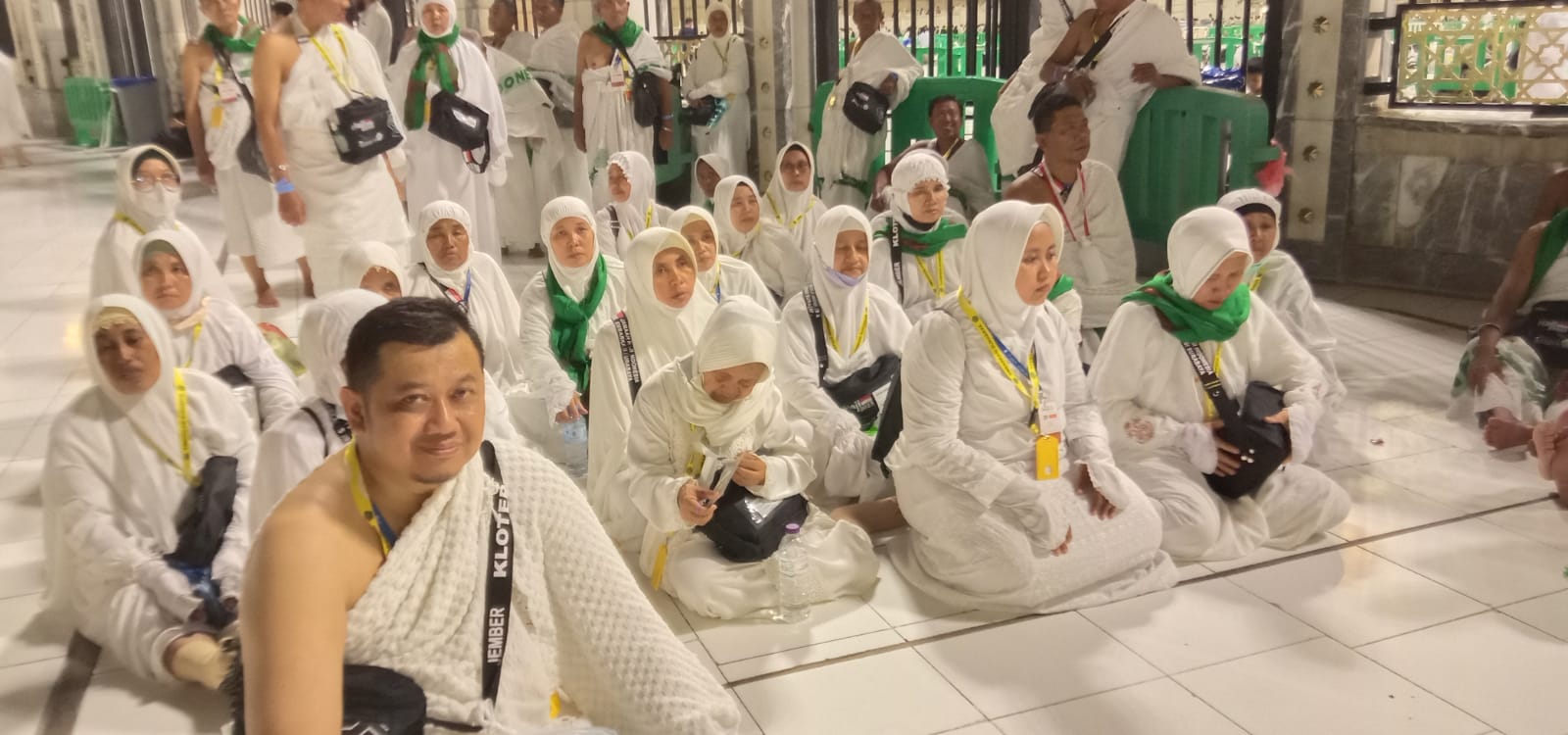 SEMANGAT: Jemaah haji kloter 69 seusai melaksanakan umrah wajib sebagai tanda dimulainya prosesi ibadah haji di Masjidil Haram.
