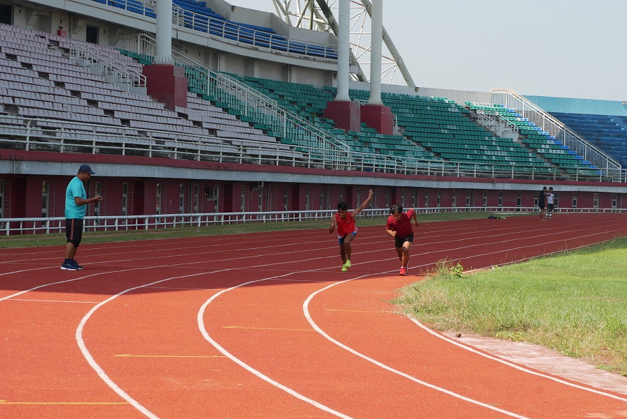 BERLATIH: Atlet atletik Jember berlatih di Stadion Jember Sport Garden, kemarin.