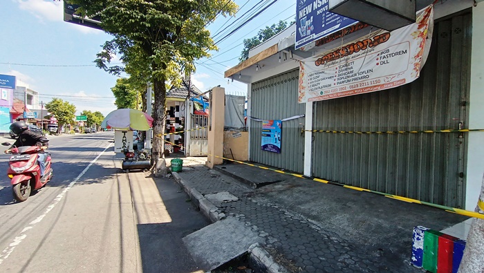 DIBATASI: Suasana toko kosmetik pascaterjadi penganiayaan berat menggunakan pisau kecil. Aparat memasang police line di tempat kejadian perkara.