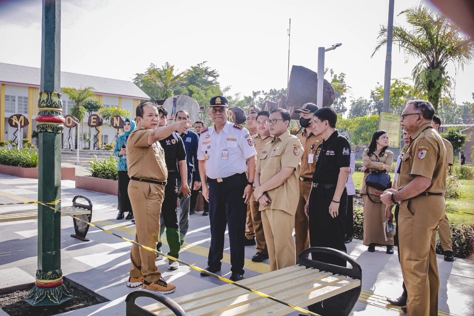 CEK RTH: Bupati Jember Hendy Siswanto saat meninjau kondisi infrastruktur RTH di Kecamatan Arjasa saat akan dijadikan sebagai Kampung Kreatif JFC, Maret lalu.