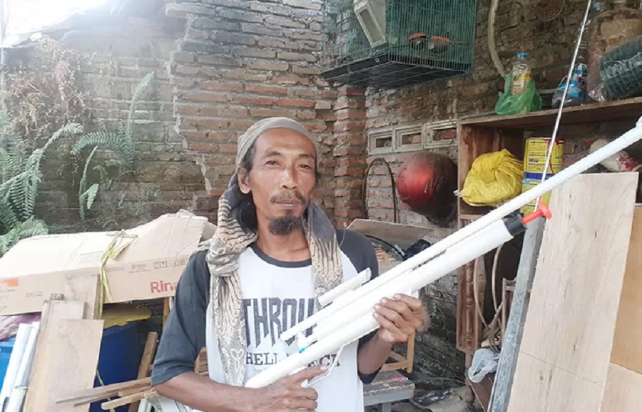 Jefri Baharudi Sutawijaya terlihat menunjukan replika senapan terbuat dari limbah paralon bekas.