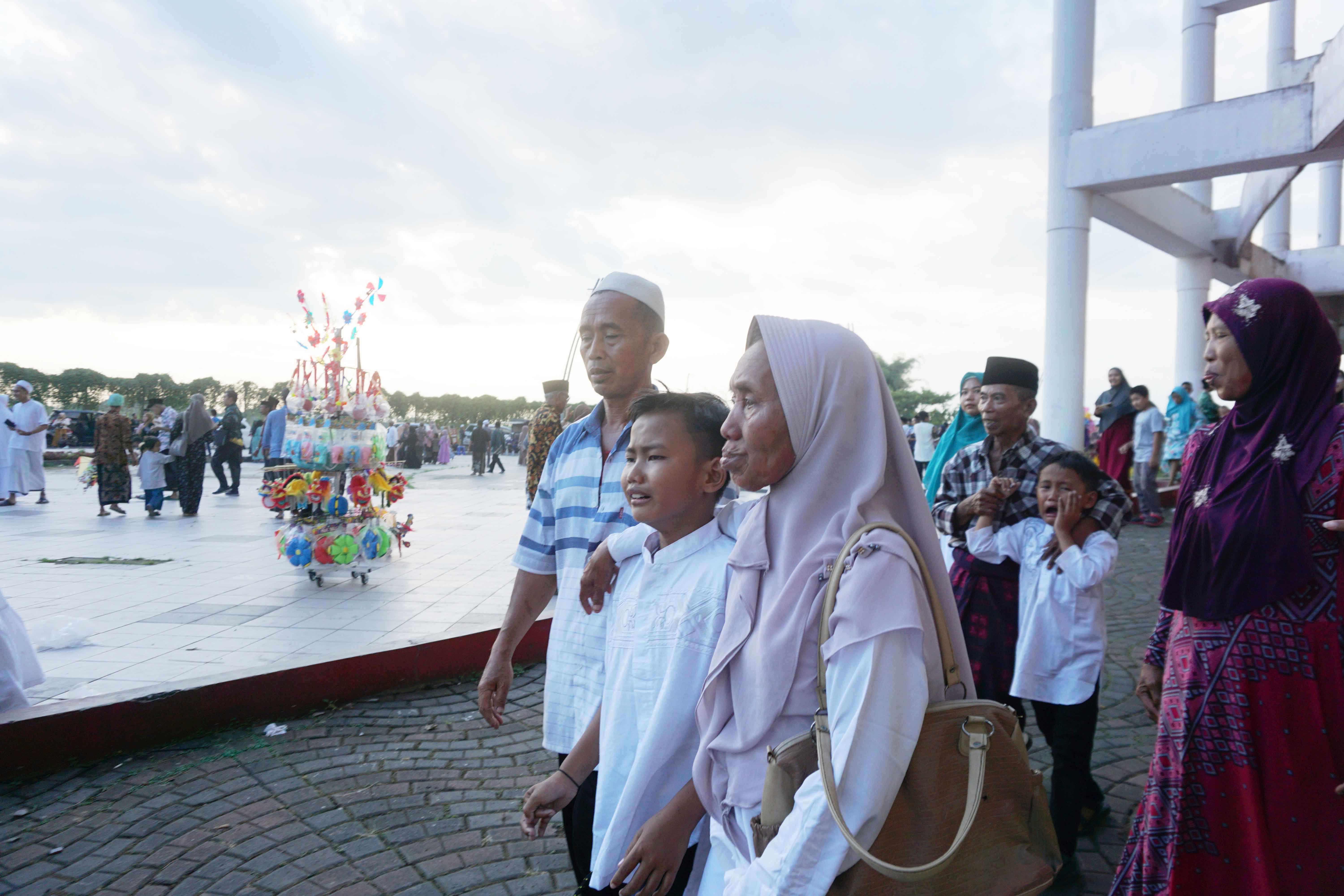 BERKAH: Isak tangis mewarnai pemberangkatan CJH cadangan asal Jember berangkat ke Makkah dari JSG Jember, kemarin (22/6).
