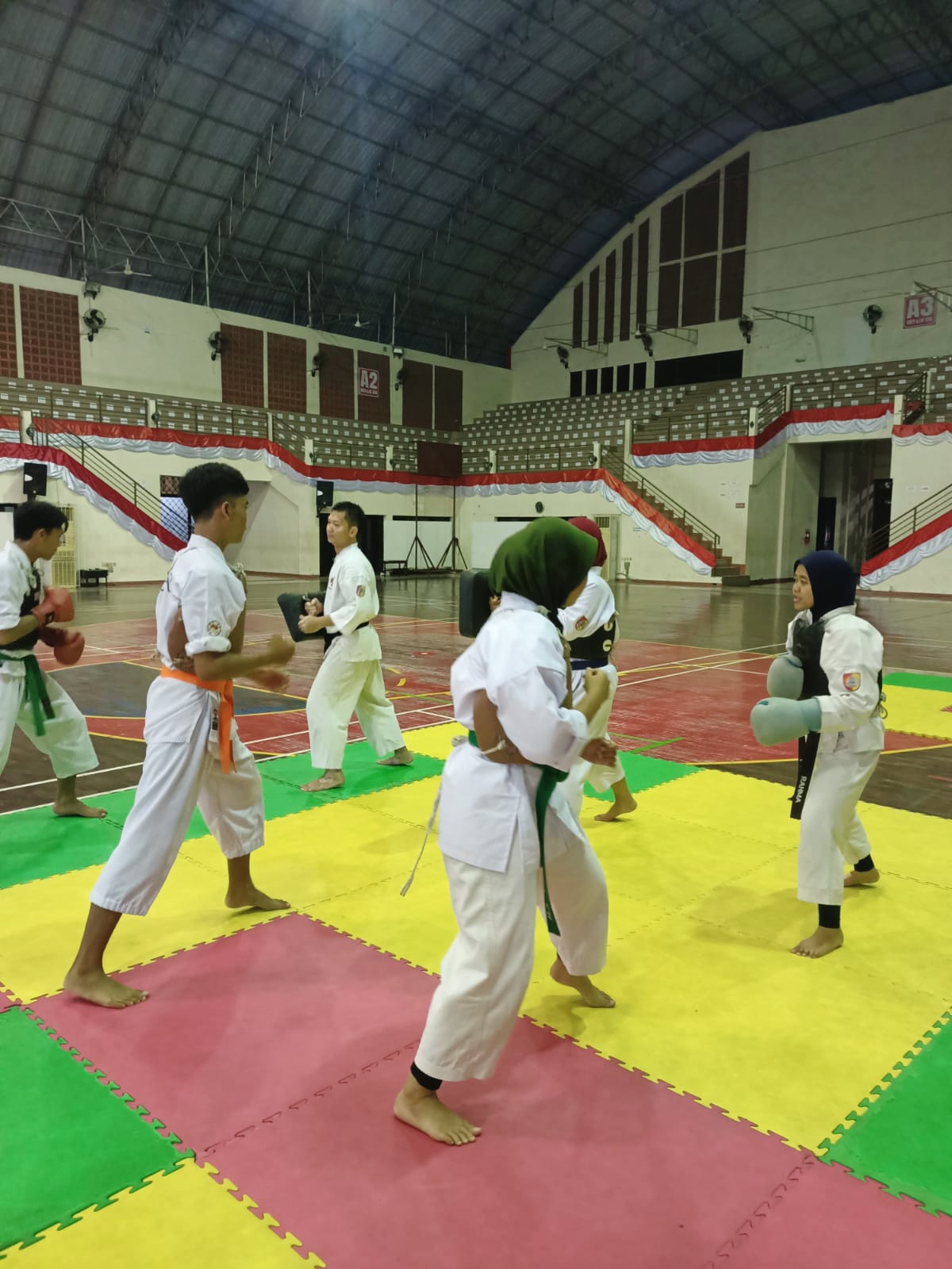 MAKIN DISIAPKAN: Para atlet kempo Jember berlatih di GOR Politeknik Negeri Jember. Porprov tahun ini, hanya ada 12 atlet yang berangkat.