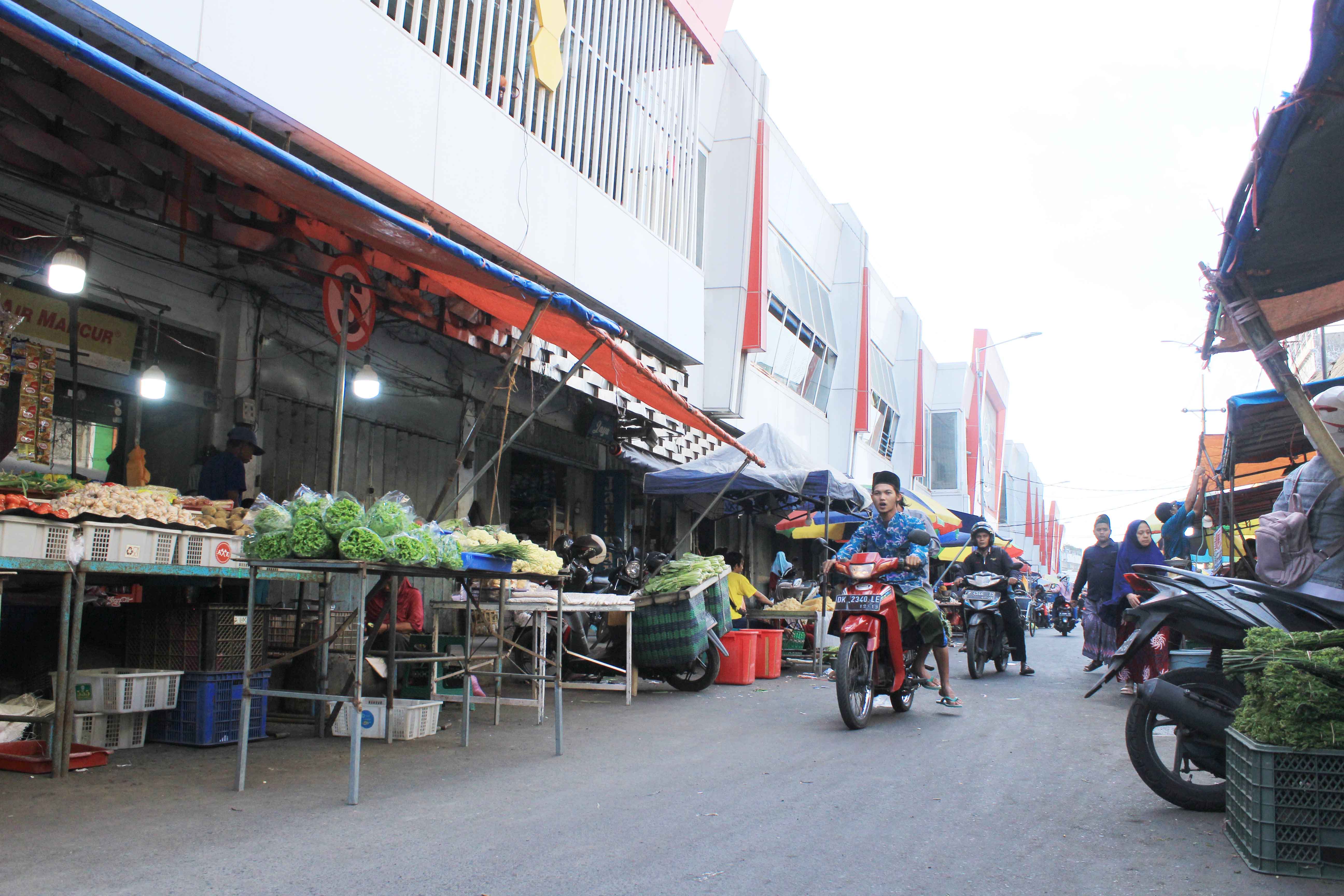 PUSAT EKONOMI: Pasar Tanjung menjadi salah satu pusat perekonomian di jantung kota Jember. Pasar ini nantinya akan terus diperbaiki dalam hal fasilitas untuk pengunjung.