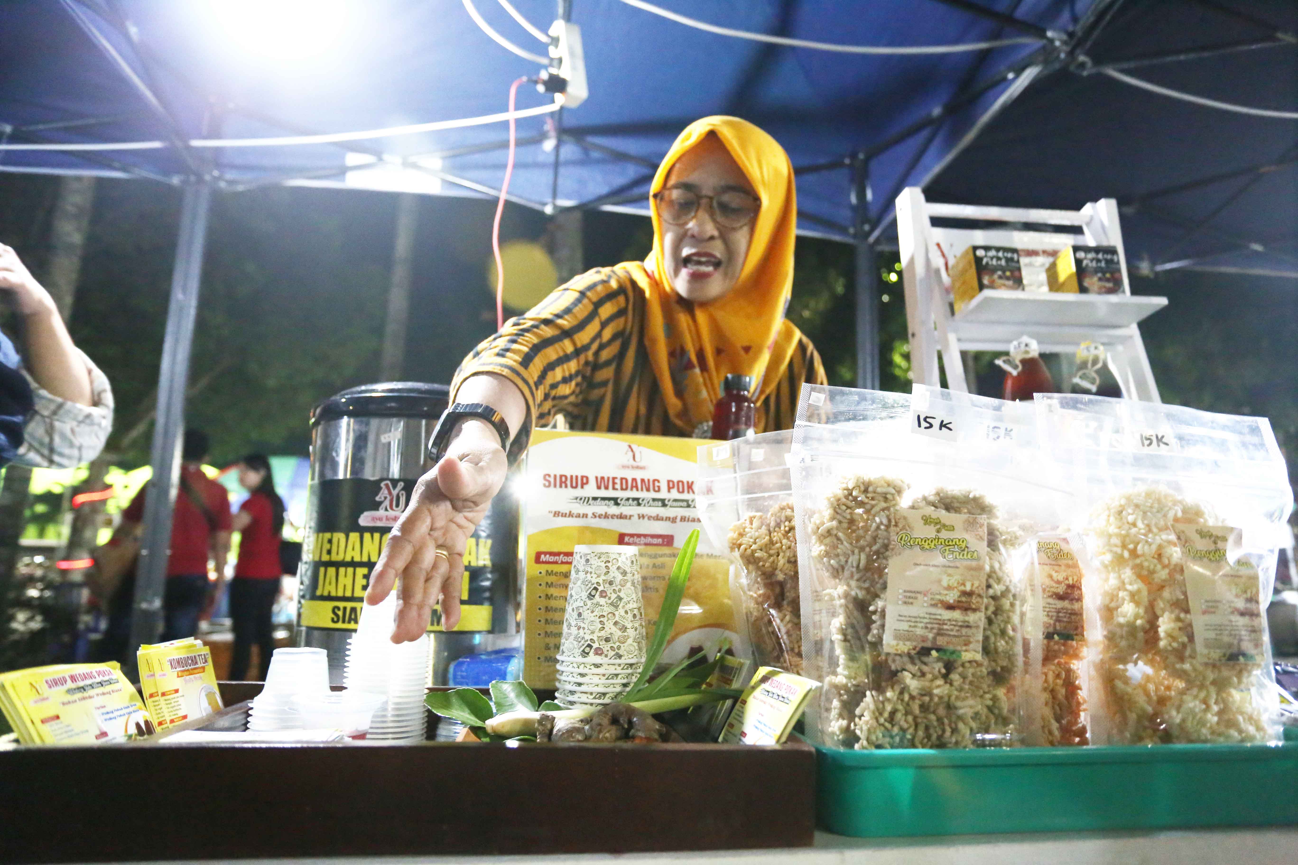 GELIAT EKONOMI: Salah satu UMKM ketika berdagang di alun-alun Jember. Nantinya pelaku UMKM dan PKL bakal lebih ditertibkan dalam berjualan.