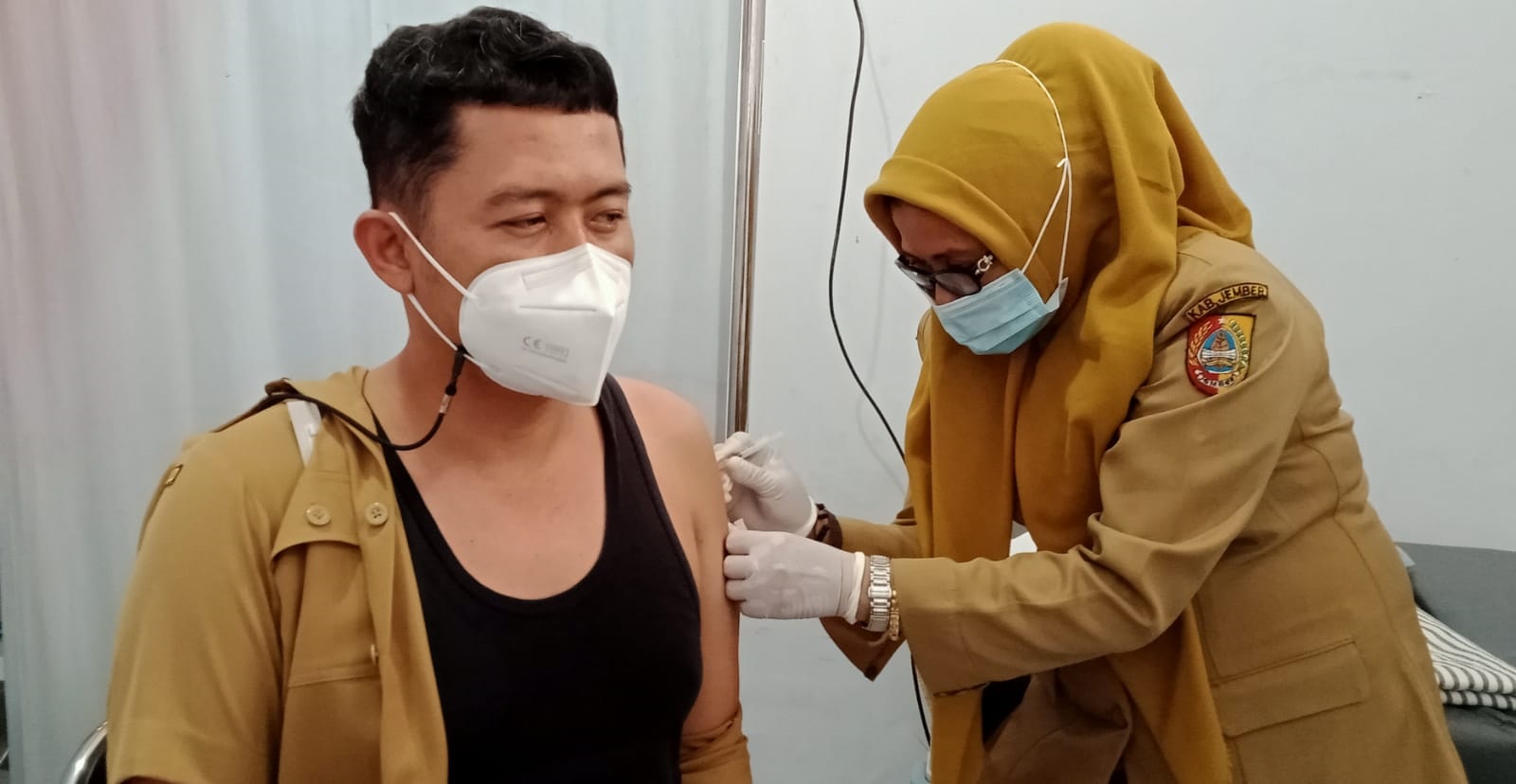 TETAP BISA VAKSIN: Petugas medis memberi vaksinasi kepada warga pada masa pandemi tahun 2022. Kini kewajiban vaksinasi sebagai syarat perjalanan telah dicabut.