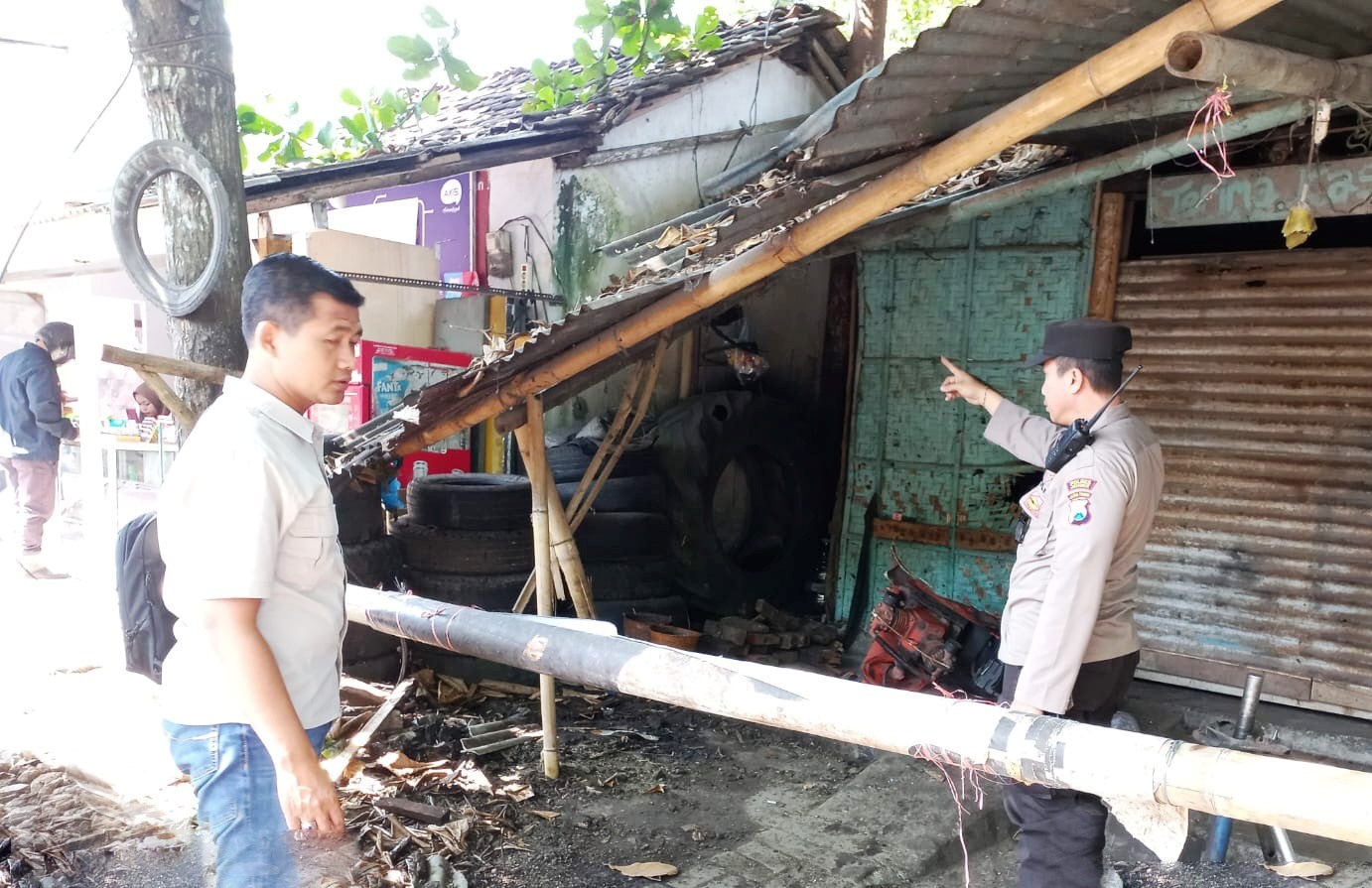 SELIDIK: Anggota Polsek Kaliwates mendatangi lokasi tabung kompresor meledak di Bengkel Babe Karman Jalan Teuku Umar, Kelurahan Tegalbesar, Jember, Jumat (23/6).