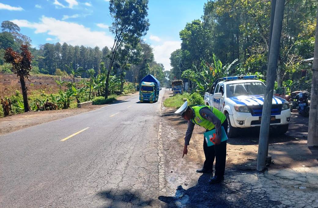 CEK LOKASI: Polisi melakukan olah TKP di lokasi kecelakaan, depan bengkel Antonius Dusun Krajan, Desa Sidomulyo, Kecamatan Silo, Jember.