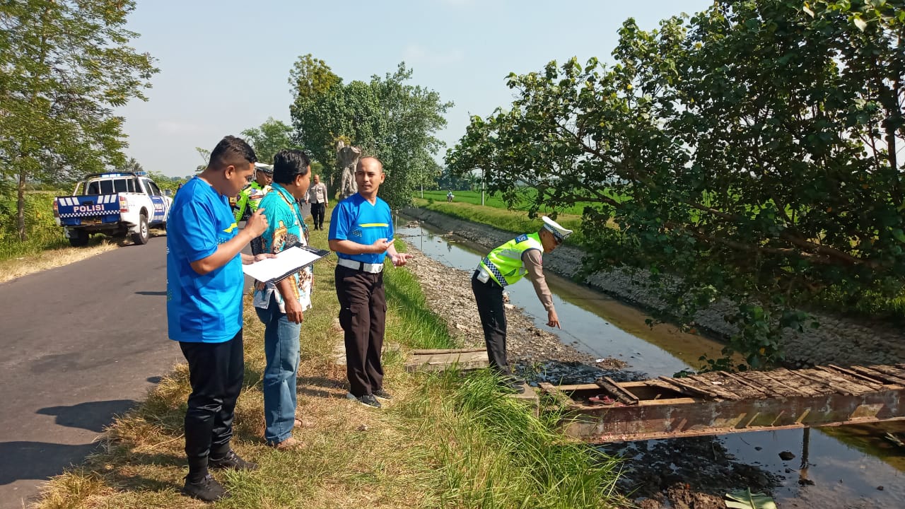 CEK TKP: Jajaran Satlantas Polres Jember mendatangi lokasi kecelakaan di Desa Curahmalang, Kecamatan Rambipuji, Sabtu (24/6). Kecelakaan ini mengakibatkan tiga korban meninggal.