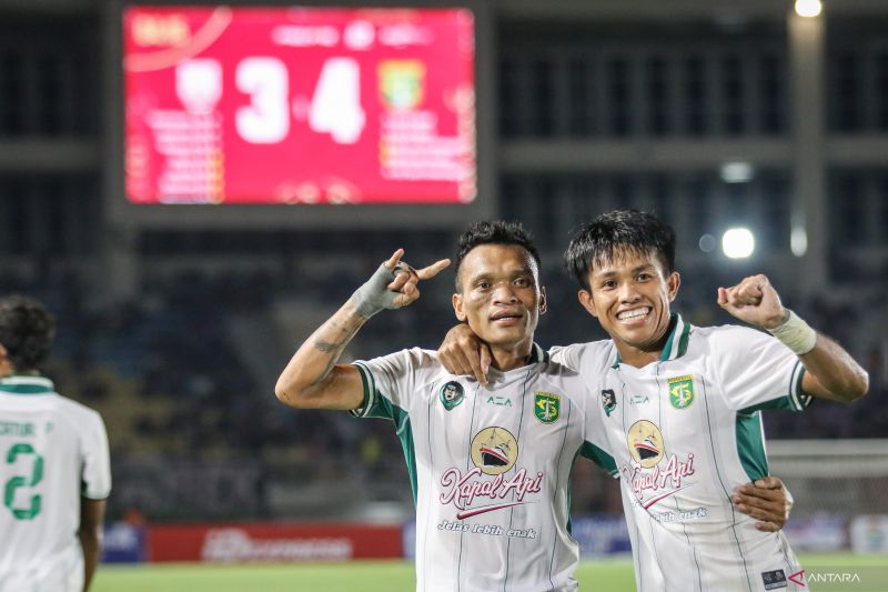 Pesepak bola Persebaya Surabaya Ferdinand Sinaga (kiri) berselebrasi bersama rekannya Kasim Botan (kanan) usai berhasil mencetak gol ke gawang Persis Solo pada pertandingan uji coba di Stadion Manahan