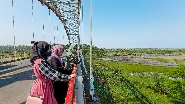 NYORE: Salah satu rombongan pengunjung yang terlihat menimati sore hari di Jembatan Pandanwangi.