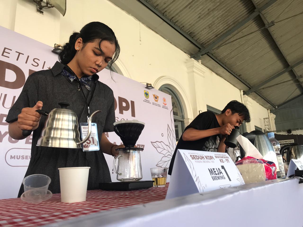 CERMAT: Seorang peserta kompetisi seduh kopi tengah fokus meracik kopi untuk menghasilkan rasa terbaik.