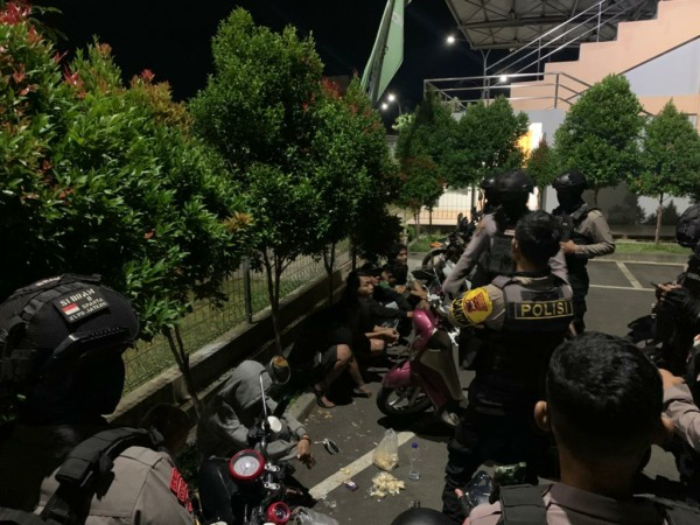 Tim Sparta Sat Samapta Polresta Surakarta tengah melakukan pemeriksaan kepada sejumlah pemuda nongkrong.