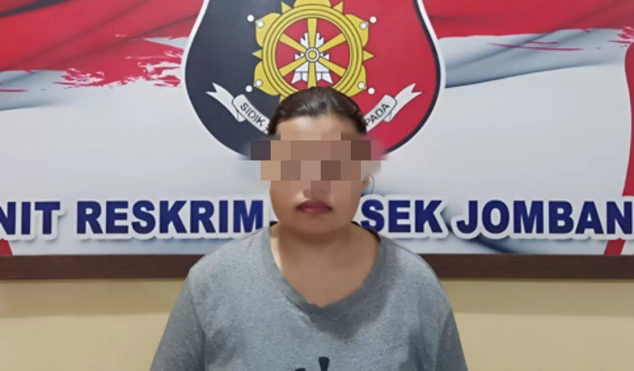 Inilah penampakan wajah Etik Murdaningrum, tersangka kasus penggelapan sepeda motor saat diamankan di Mapolsek Jombang Kota.