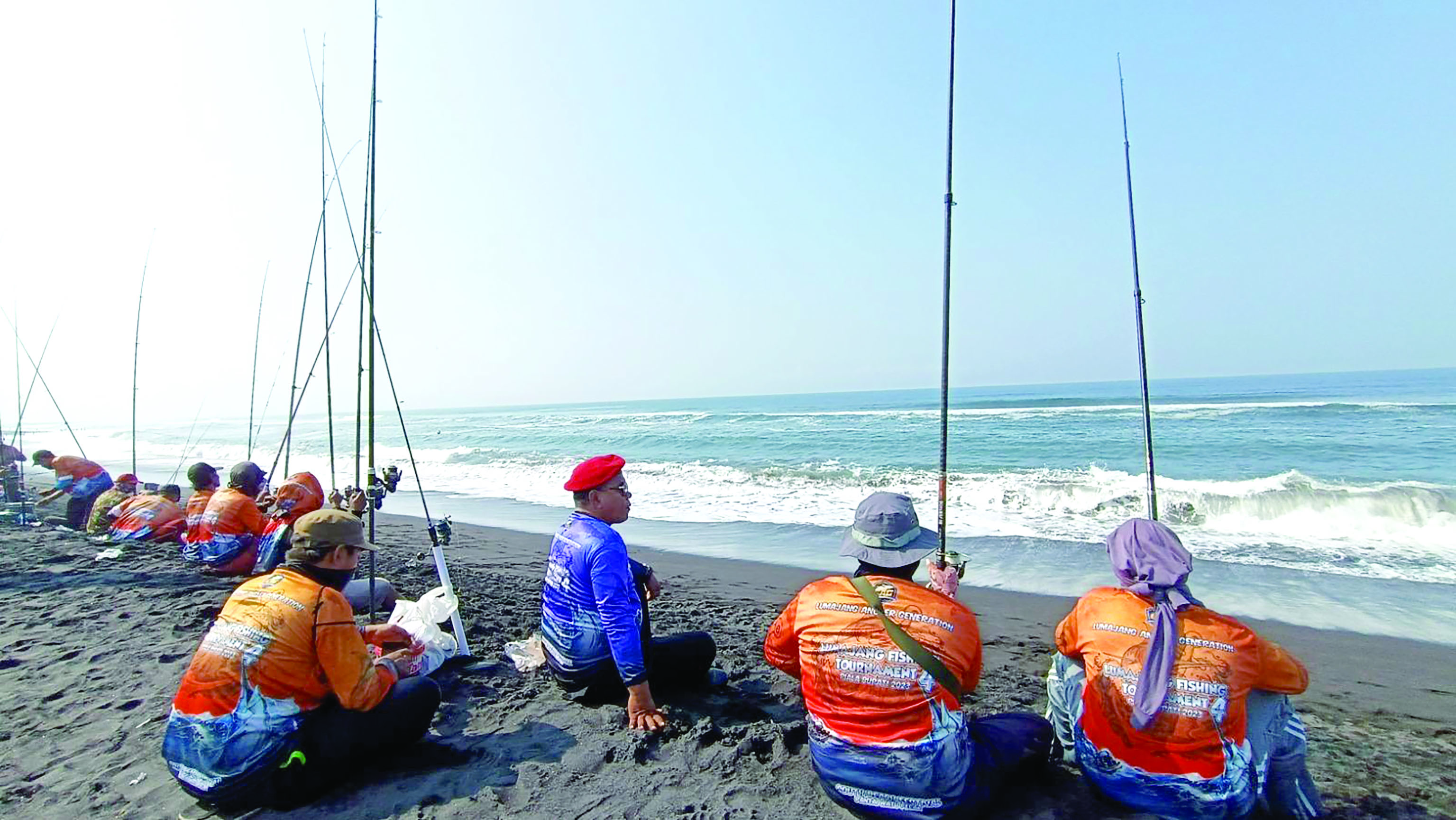 ADU MEKANIK: Ratusan pemancing dari berbagai kota berjajar di Pantai Watu Pecak. Mereka berkompetisi dalam turnamen Piala Bupati IV.