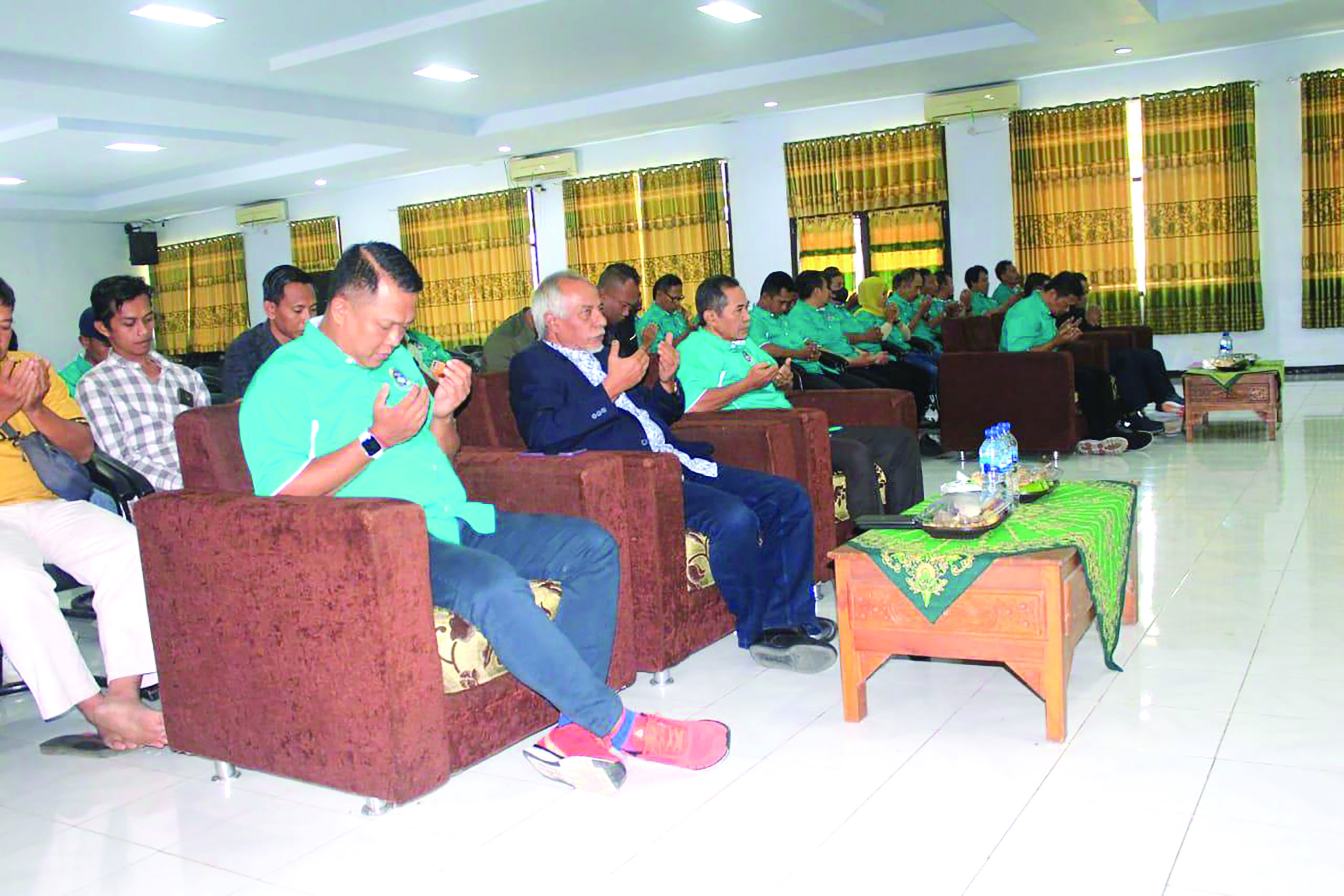 SAMPAIKAN: Exco Jatim saat memberikan arahan dalam kongres tahunan Askab PSSI Lumajang di Gedung BKD Lumajang, kemarin.