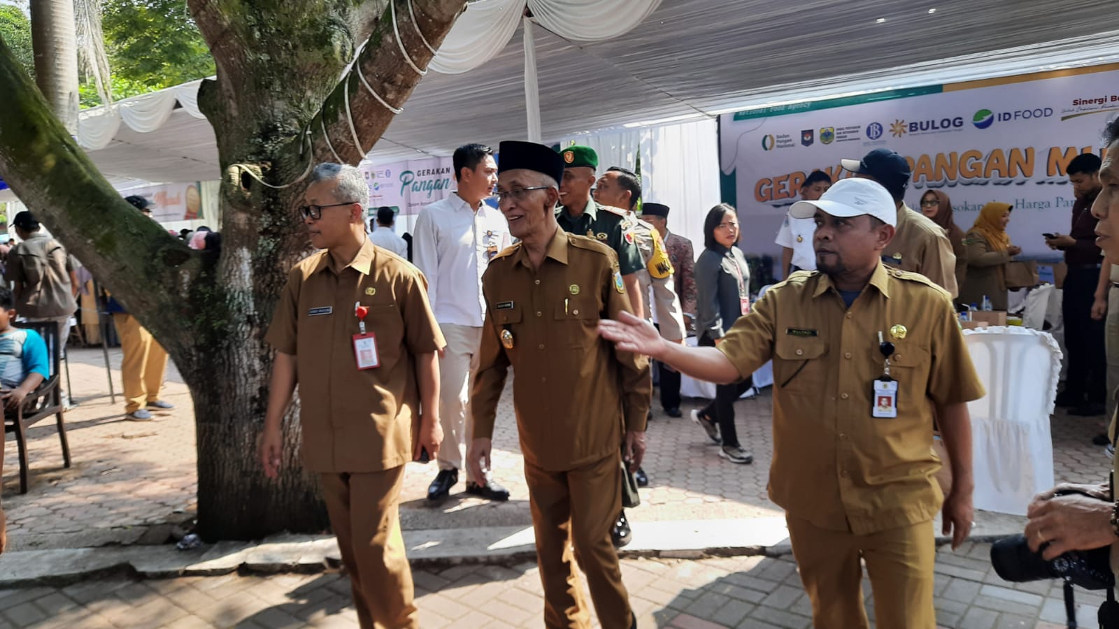 KEBUTUHAN DASAR: Bupati Bondowoso, Drs KH Salwa Arifin bersama beberapa jajaran Forkopimda Bondowoso menghadiri pembukaan gerakan pangan murah di Alun-Alun Bondowoso, Senin (26/6).