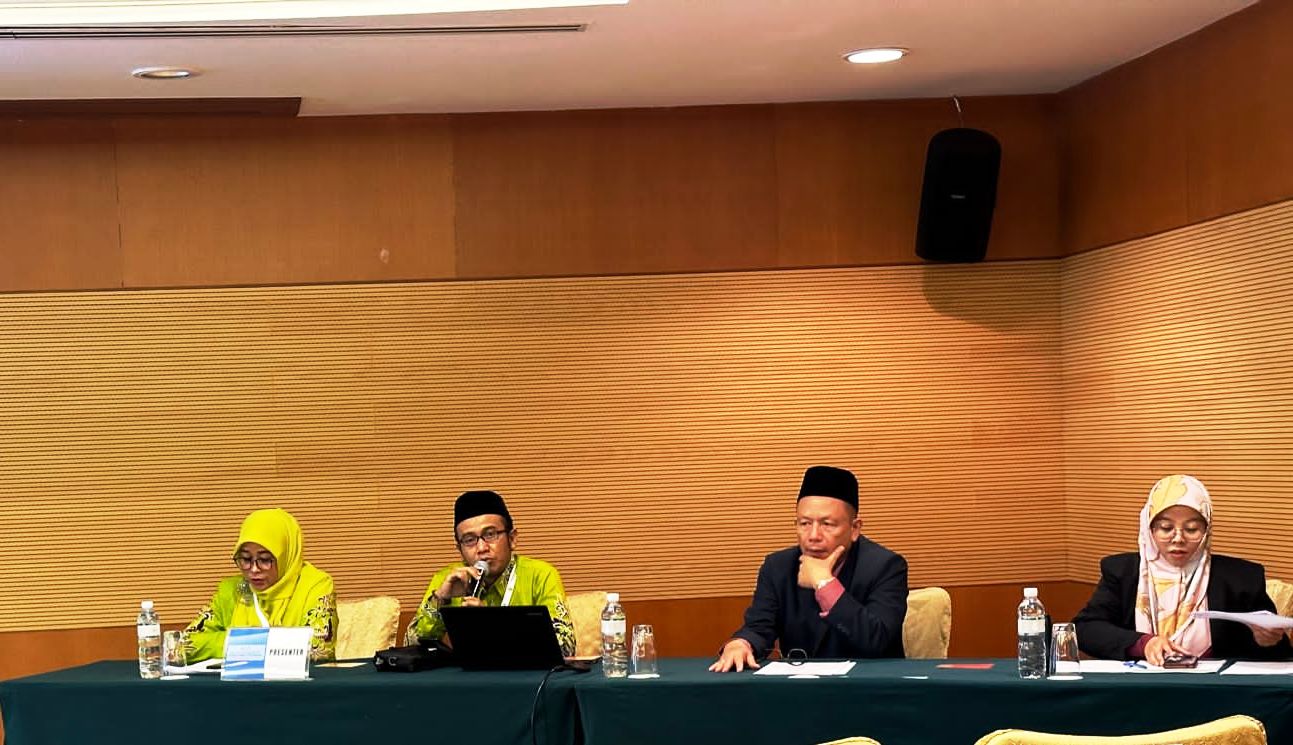 GO INTERNASIONAL: Empat Dosen UIN KHAS saat mempresentasikan makalah pada International Conference of Islamic Universities di Brunei Darussalam.