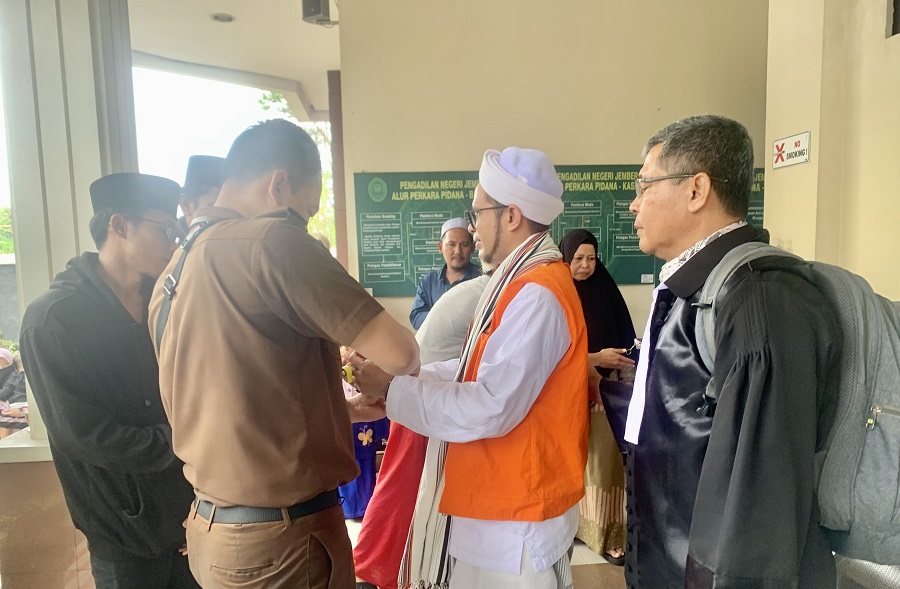 DIKAWAL: Terdakwa kasus pencabulan Fahim Mawardi saat keluar dari persidangan. Agenda sidang selanjutnya masih memanggil saksi yang meringankan terdakwa.