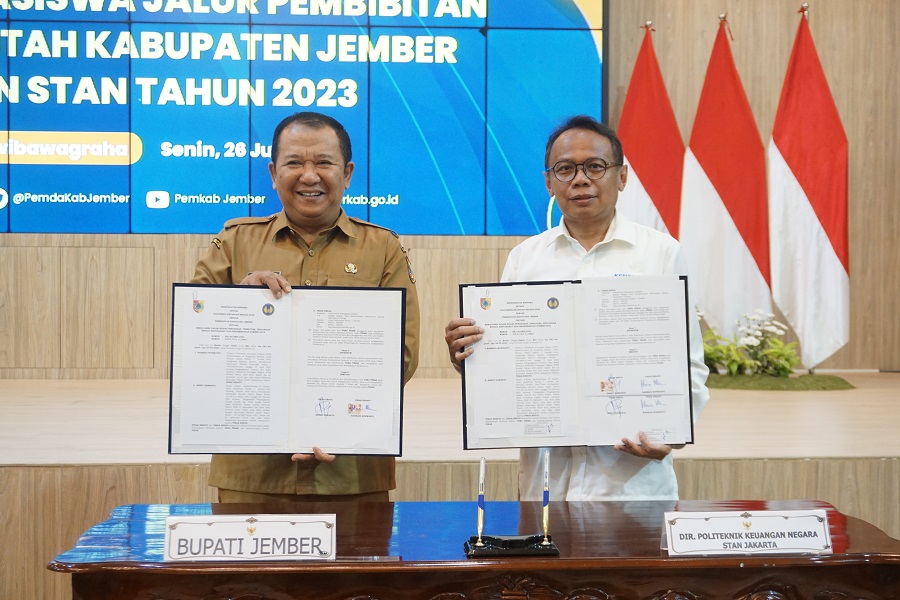 SEPAKAT: Bupati Jember Hendy Siswanto (kiri) dan Direktur PKN STAN Rahmadi Purwanto (kanan) menandatangani surat kerja sama pendaftaran PKN STAN jalur pembibitan di Pendapa Wahyawibawagraha, kemarin (