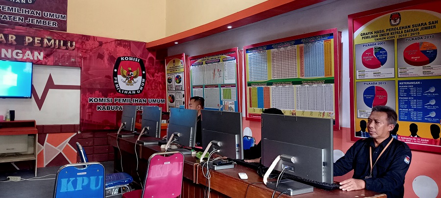 CEK KELENGKAPAN DOKUMEN: Beberapa petugas di KPU Jember memeriksa dokumen pendaftaran bacaleg yang diajukan oleh sejumlah parpol.
