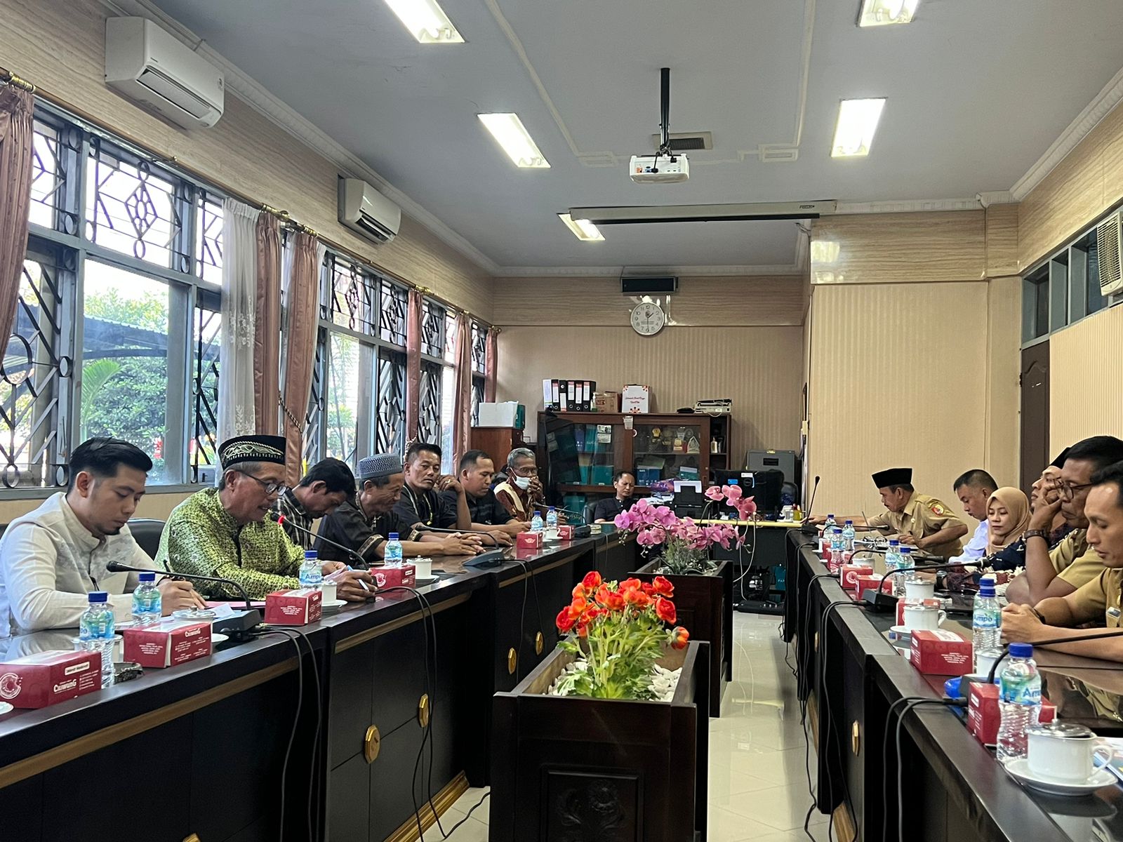 DALAM PEMBAHASAN: Rapat dengar pendapat terkait rencana pelaksanaan pilkades PAW di Ruang Komisi A DPRD Jember, pekan lalu.
