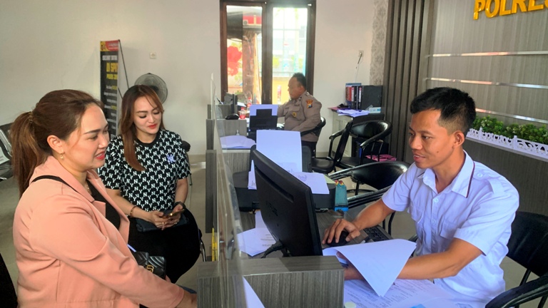 CARI KEADILAN: Para korban arisan online bodong ketika membuat laporan ke Polres Jember, Selasa (27/6).