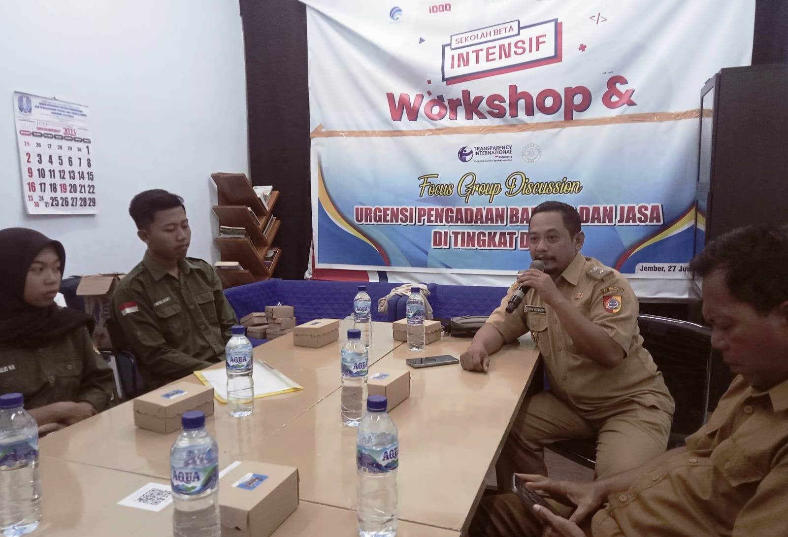 SAMPAIKAN REALITAS: Kades Balung Lor, Balung, Imam Mustofa, memaparkan kondisi desa pada FGD tentang pengadaan barang dan jasa. Agenda itu berlangsung di gedung Bakorwil Jatim di Jember, Selasa (27/6)