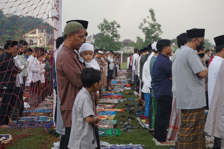 SUDAH LEBARAN: Warga salat Id berjamaah di lapangan Stadion Notohadinegoro, kemarin.