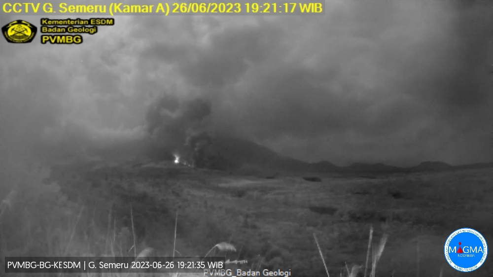 LUNCURKAN APG: Kondisi Gunung Semeru setelah beberapa menit mengeluarkan awan panas guguran (APG) sepanjang 5 kilometer pada malam hari, awal pekan kemarin.