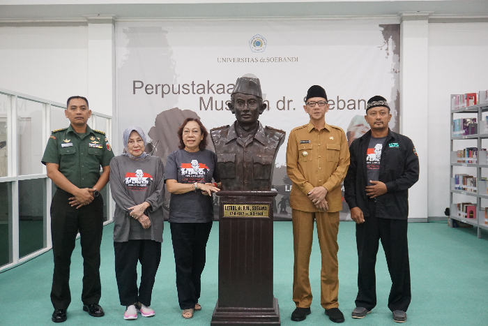 Keluarga dari dr Seobandi (dua dan tiga dari kiri) bersama Wakil Bupati Jember KH Muhammad Balya Firjaun Barlaman (dua dari kanan) serta Lulut Sasmito Ketua Umum Yayasan International School.