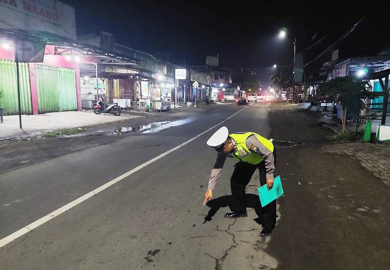 SELIDIKI: Personel Unit Lakalantas Polres Jember melakukan olah TKP di lokasi kecelakaan Dusun Krajan Tengah, Desa Kertonegoro, Kecamatan Jenggawah, Jember, Rabu (28/6) malam.