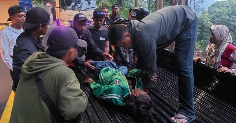 SELAMAT: Ahmad, 52, warga Dusun Sumberpinang, Desa Tegalrejo, Kecamatan Mayang, Jember, saat dilarikan ke Klinik Puspa Medika Desa Garahan, Kecamatan Silo, Kamis (29/6).