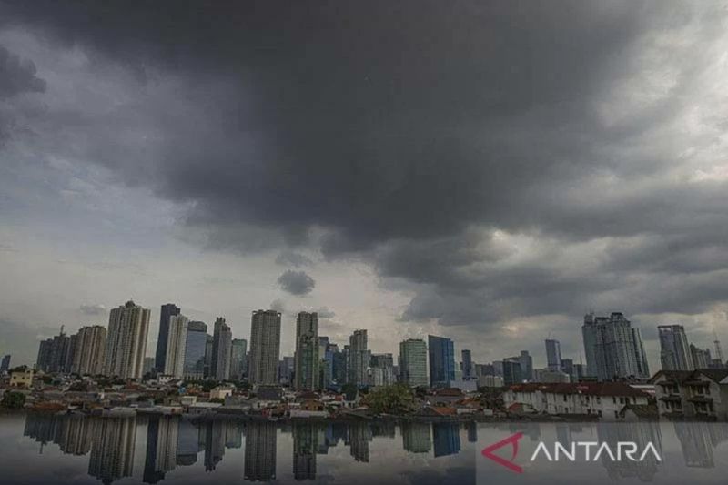 Arsip Foto - Mendung pertanda hujan menutupi sebagian langit di pusat kota Jakarta.