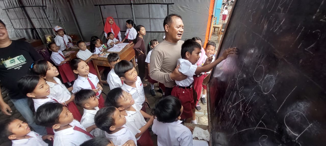 PATUT DICONTOH: Kapolsek Sumberbaru AKP Facthur Rahman menjelaskan sejumlah program terobosan kepada Kapolres Jember AKBP Moh. Nurhidayat, beberapa waktu lalu.