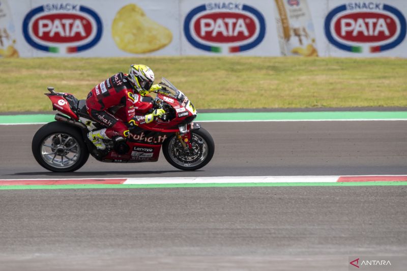 Pebalap Aruba.it Racing-Ducati Alvaro Bautista memacu kecepatan saat Race 2 WSBK 2023 di Pertamina Mandalika International Street Circuit di KEK Mandalika, Praya, Lombok Tengah, NTB, Minggu (5/3/2023)
