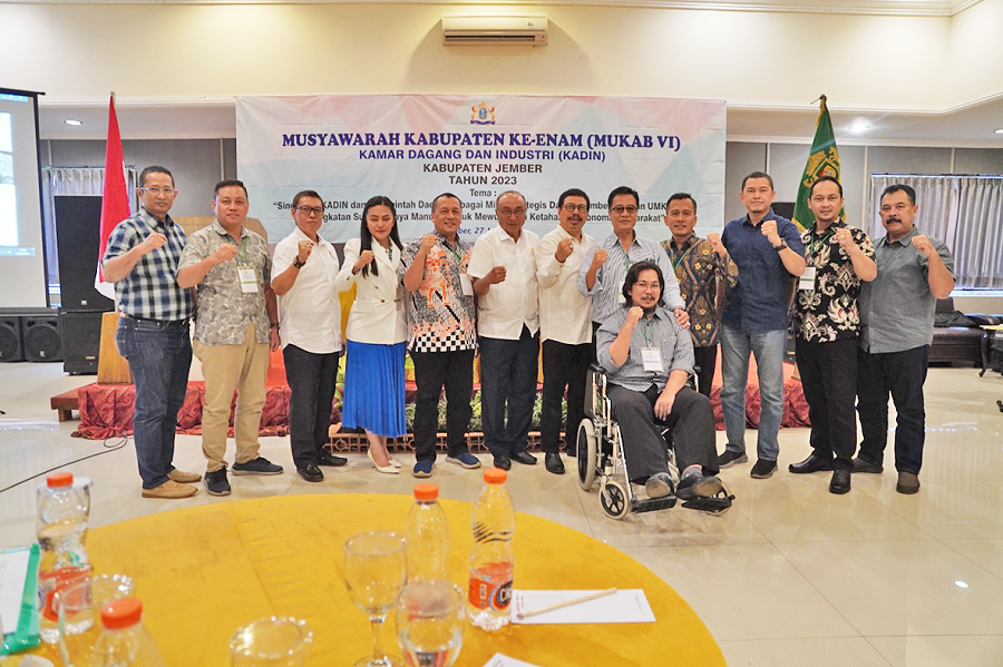 WIS WAYAHE JEMBER MAJU : Pengurus Kadin Jawa Timur bersama ketua terpilih  Kadin Jember , tim formatur dan anggota Kadin Jember berfoto bersama usai Mukab VI