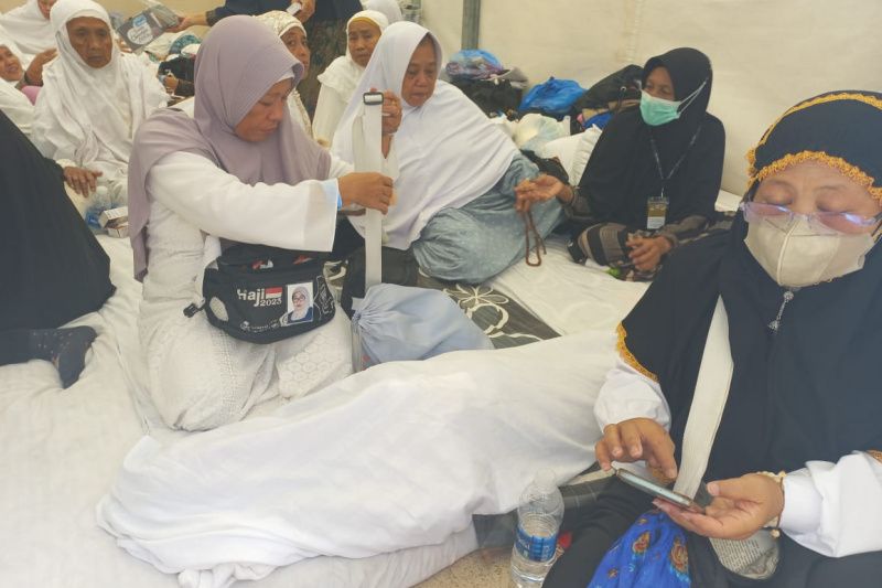 Keluarga peserta sektor adhoc 5 mengapresiasi Petugas Penyelenggara Ibadah Haji (PPIH) Arab Saudi yang mengurus jenazah Wariah Binti Sanidi, lansia berusia 80 tahun asal Desa Karang Talun