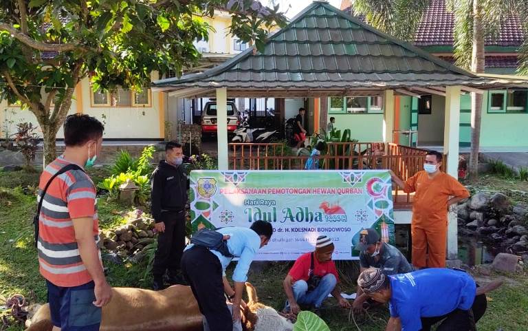 TINGKATKAN KETAKWAAN: Persiapan penyembelihan hewan kurban di RSUD dr H Koesnadi Kabupaten Bondowoso.