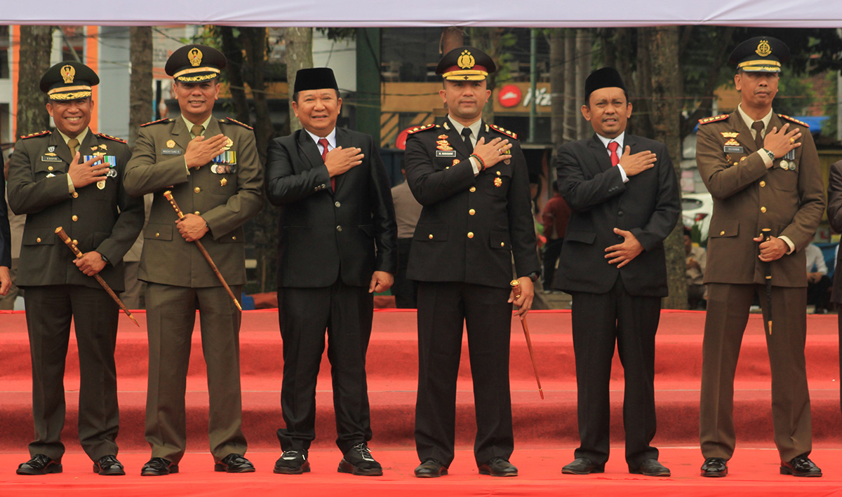 BERKOLABORASI: Dari kiri, Dandim 0824 Letkol Infanteri Rahmat Cahyo Dinarso, Danbrigif Raider 9 Kostrad Kolonel Infanteri M. Fuad Suparlin, Bupati Jember Hendy Siswanto, AKBP Moh Nurhidayat, Ketua DPR