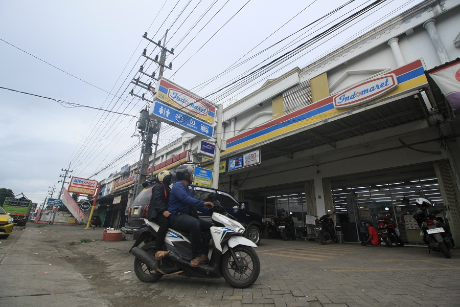 BERDAMPINGAN: Toko berjejaring, Alfamart dan Indomaret berdiri bersebelahan di Jember