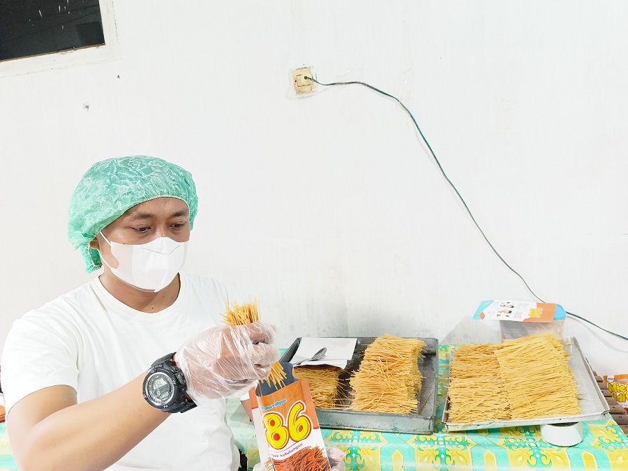 MENGEMAS PRODUK: Ari Cahyono memasukkan mi lidi hasil produksinya ke dalam kemasan khusus untuk kemudian didistribusikan ke sejumlah pasar modern.